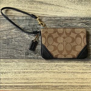 Classic Coach wrislet